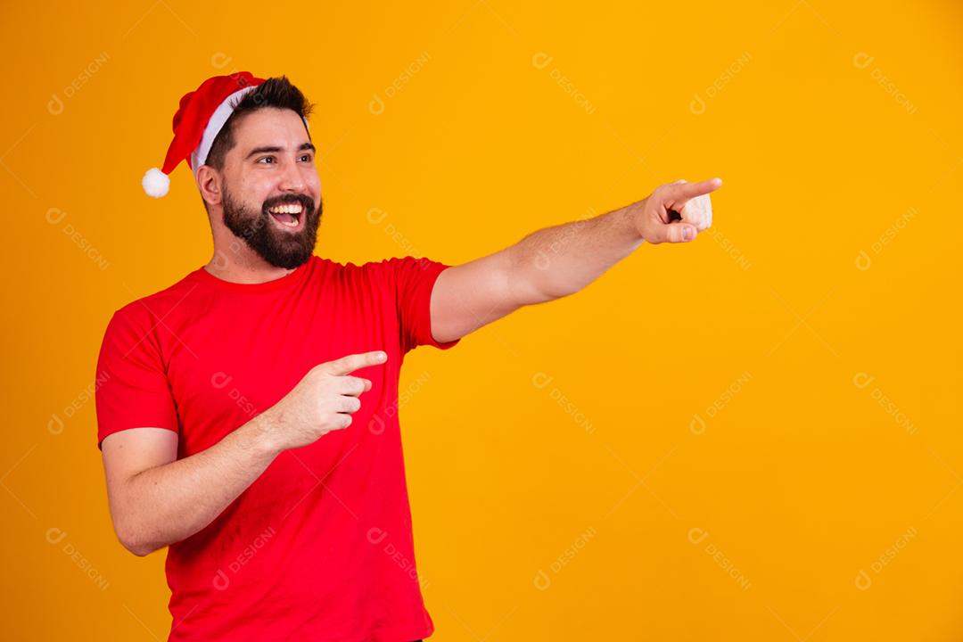 homem bonito vestido para o natal usando ponto de chapéu de papai noel