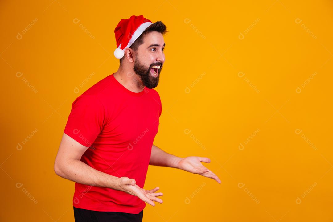 homem bonito vestido para o natal usando ponto de chapéu de papai noel