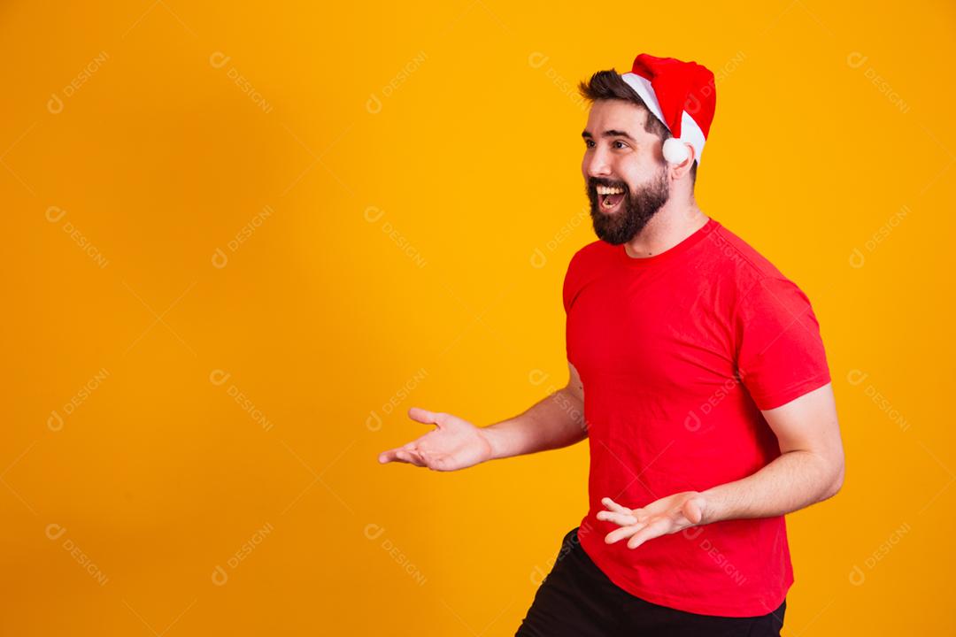 homem bonito vestido para o natal usando ponto de chapéu de papai noel