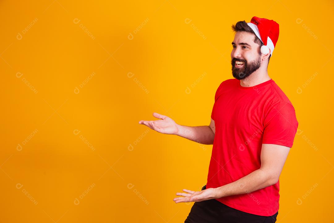 homem bonito vestido para o natal usando ponto de chapéu de papai noel