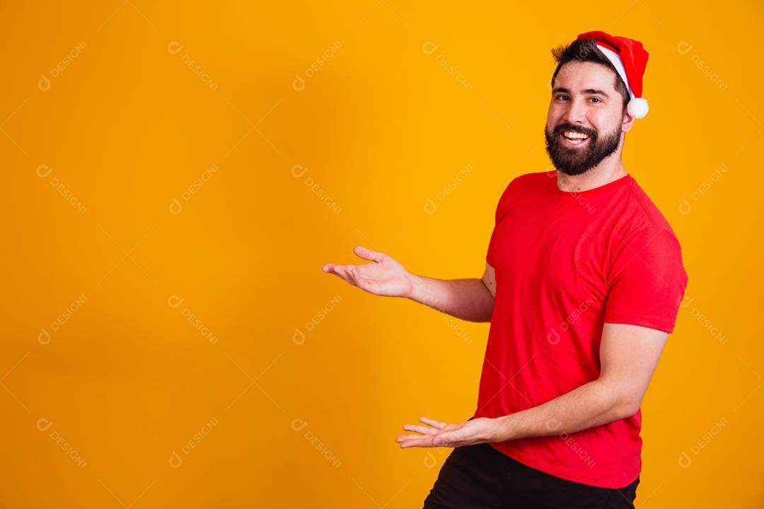 homem bonito vestido para o natal usando ponto de chapéu de papai noel