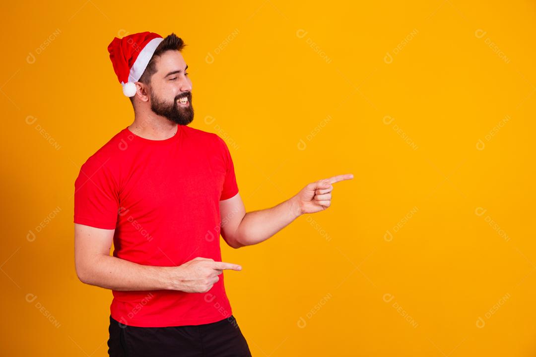 homem bonito vestido para o natal usando ponto de chapéu de papai noel