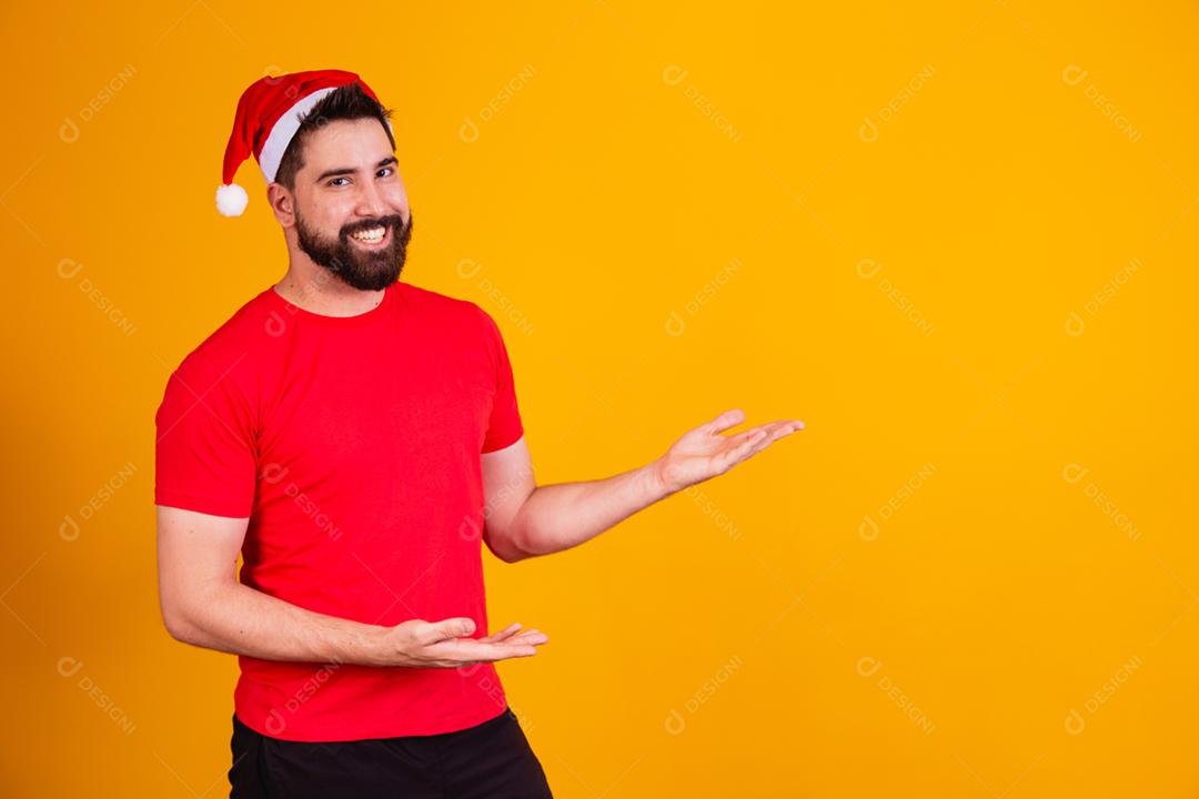 homem bonito vestido para o natal usando ponto de chapéu de papai noel