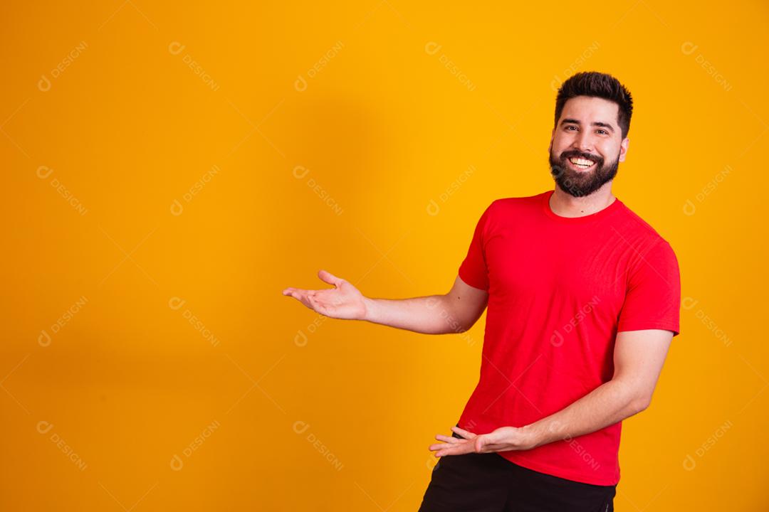 homem bonito vestido para o natal usando ponto de chapéu de papai noel