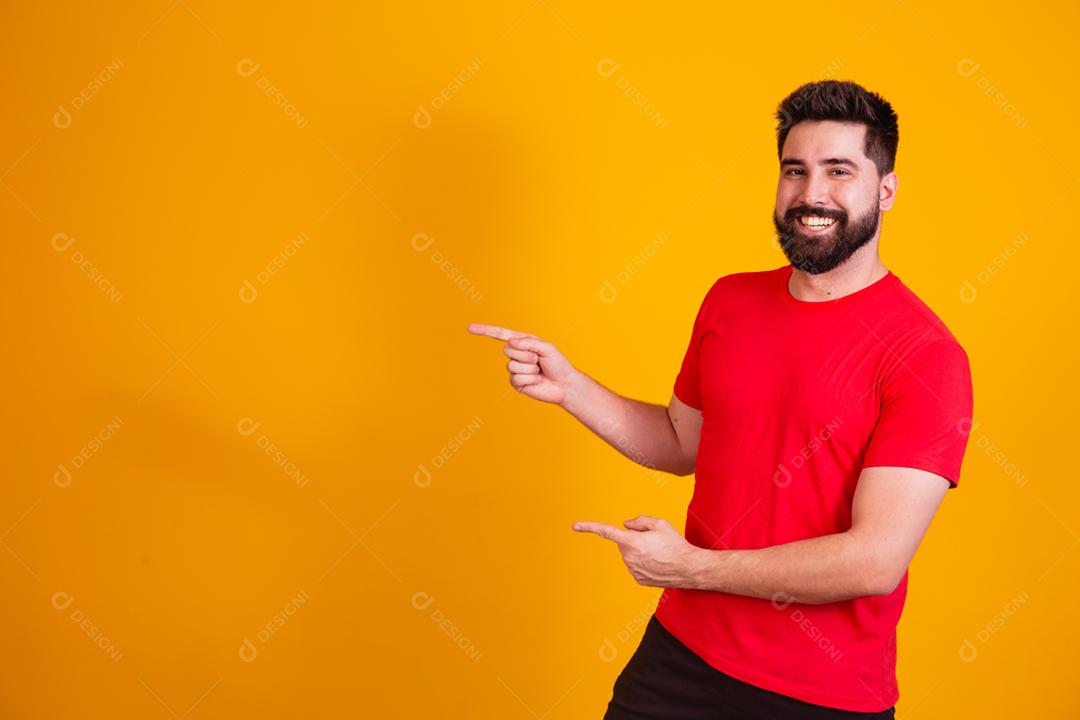 homem bonito vestido para o natal usando ponto de chapéu de papai noel