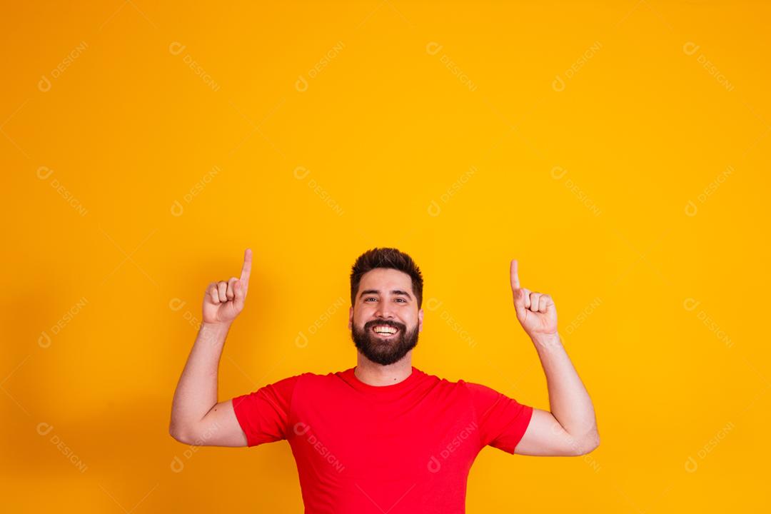 Homem bonito com barba apontando para cima no espaço livre para texto em você