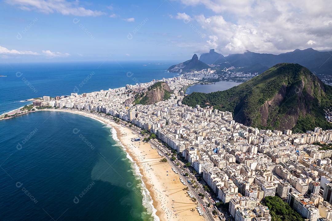 Praia de Copacabana, Rio de Janeiro, Brasil. Destinos de viagem de verão. Vista aérea.