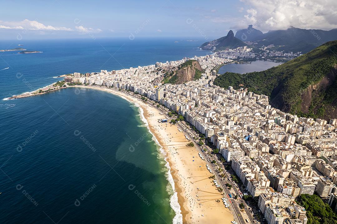 Praia de Copacabana, Rio de Janeiro, Brasil. Destinos de viagem de verão. Vista aérea.