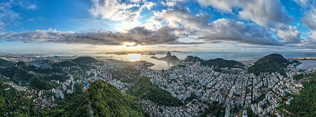 Pão de Açúcar no Rio de Janeiro, Brasil. Prédios de Botafogo. Baía de Guanabara e Barcos e navios.