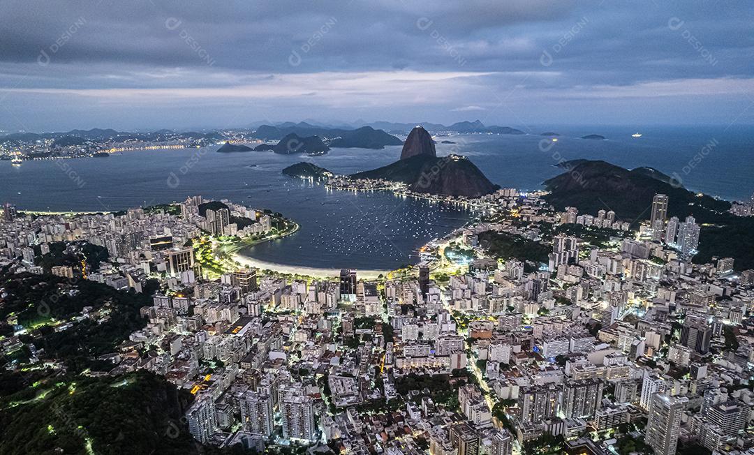 Pão de Açúcar no Rio de Janeiro, Brasil. Prédios de Botafogo. Baía de Guanabara e Barcos e navios