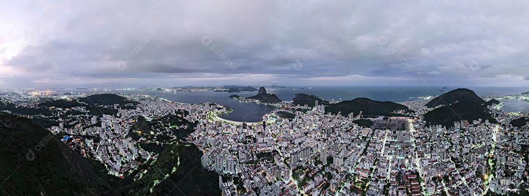 Pão de Açúcar no Rio de Janeiro, Brasil. Prédios de Botafogo. Baía de Guanabara e Barcos e navios.