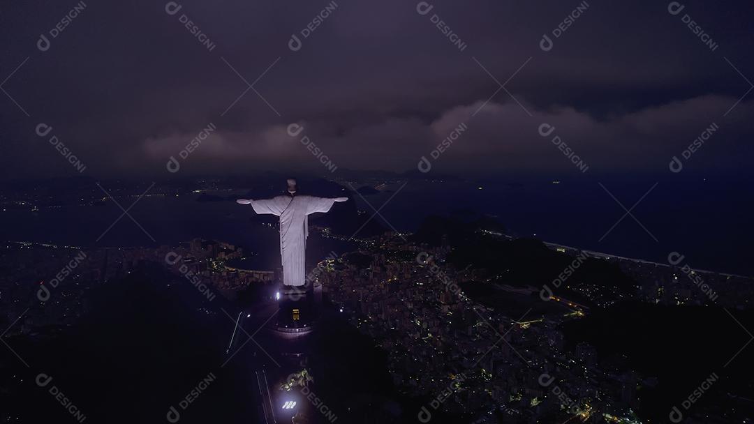 Rio de Janeiro, Brasil. Cristo redentor. Cidade do horizonte do Rio de Janeiro à noite.