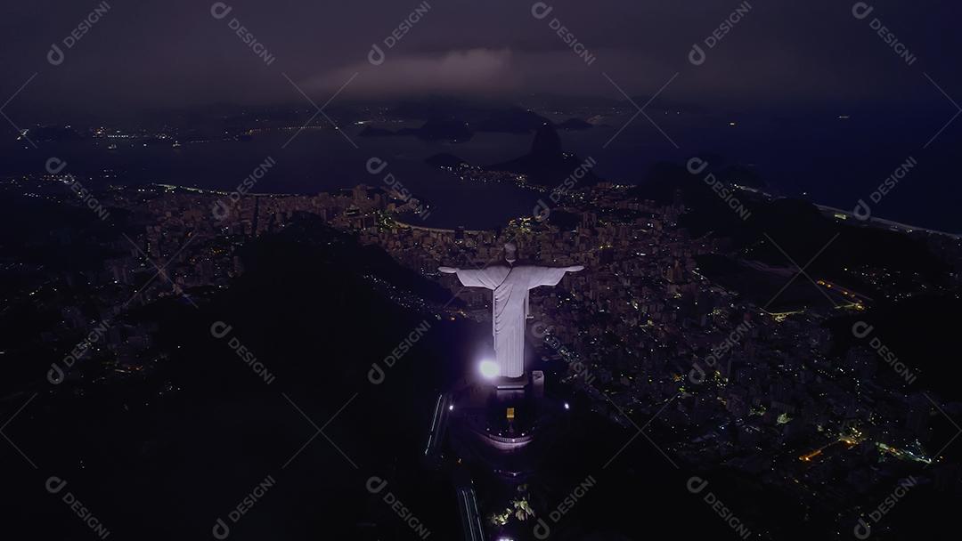 Rio de Janeiro, Brasil. Cristo redentor. Cidade do horizonte do Rio de Janeiro à noite.