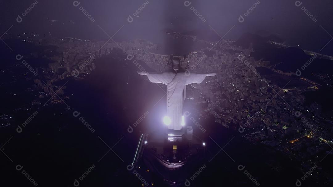 Rio de Janeiro, Brasil. Cristo redentor. Cidade do horizonte do Rio de Janeiro à noite.