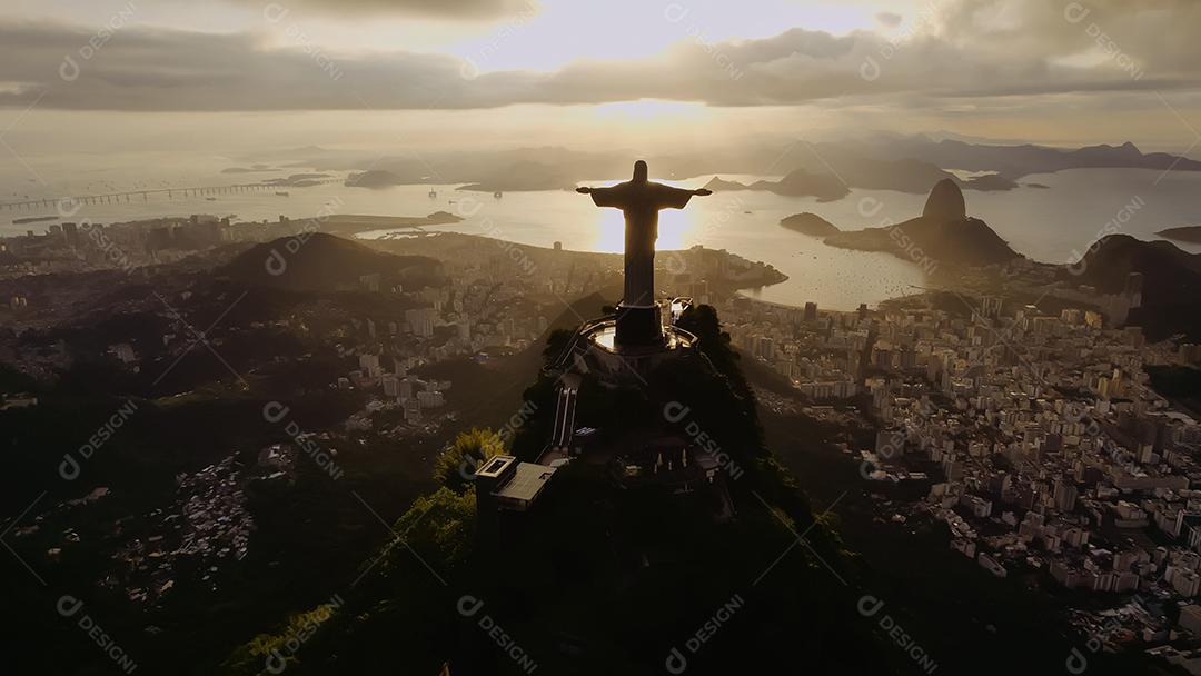 Rio de Janeiro, Brasil. Cristo redentor. Cidade do horizonte do Rio de Janeiro à noite.