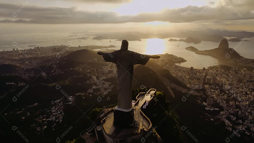 Rio de Janeiro, Brasil. Cristo redentor. Cidade do horizonte do Rio de Janeiro à noite.