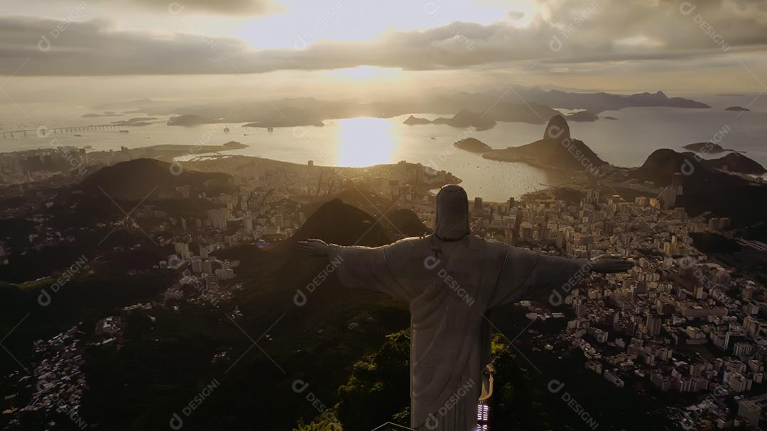 Rio de Janeiro, Brasil. Cristo redentor. Cidade do horizonte do Rio de Janeiro à noite.