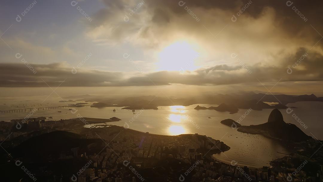 Pão de Açúcar no Rio de Janeiro, Brasil. Prédios de Botafogo. Baía de Guanabara e Barcos e navios.