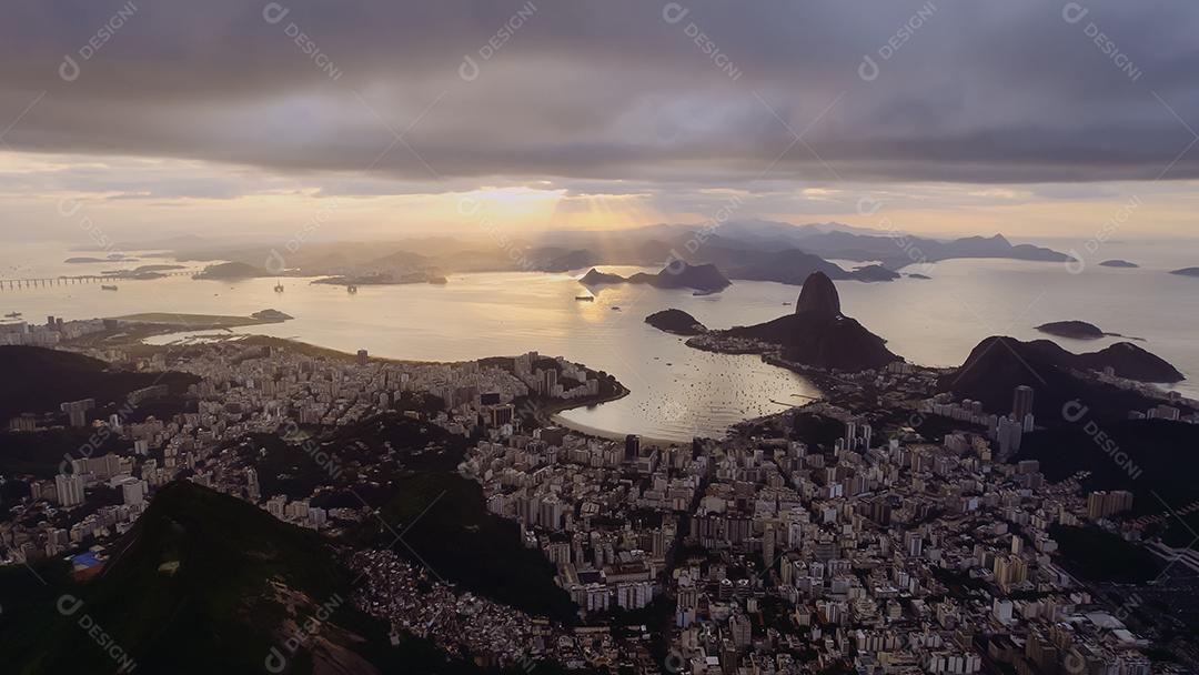 Pão de Açúcar no Rio de Janeiro, Brasil. Prédios de Botafogo. Baía de Guanabara e Barcos e navios.