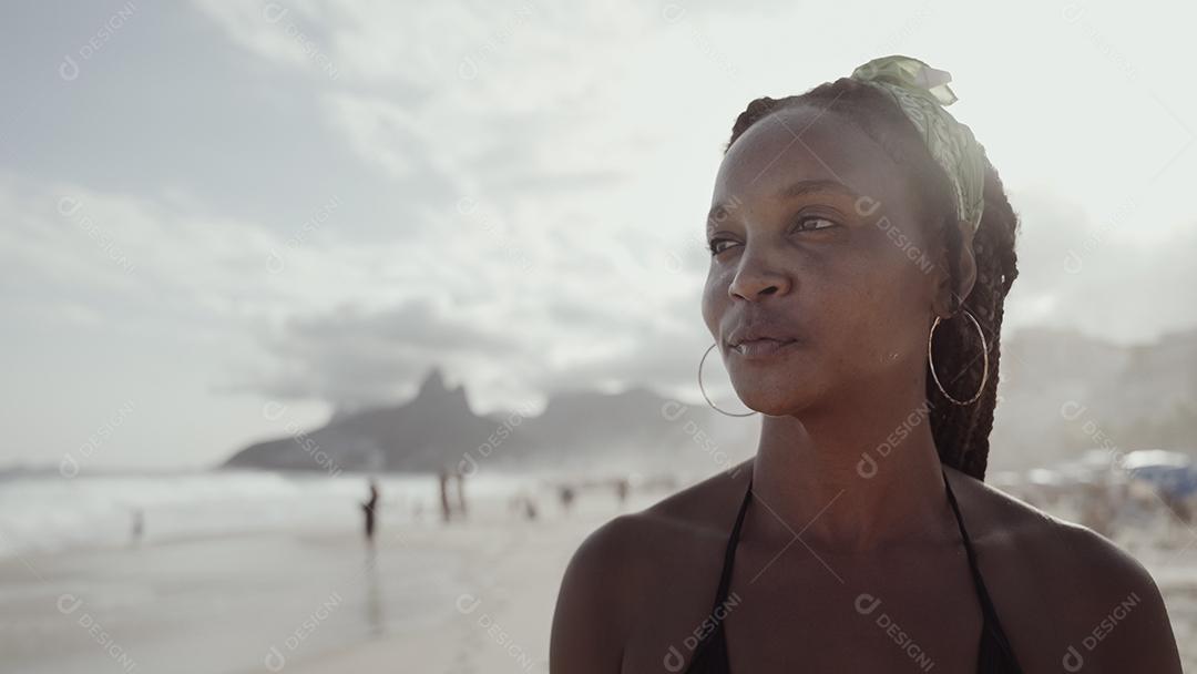 Rapariga latina, famosa praia do Rio de Janeiro, Brasil. Férias de férias de verão latino.
