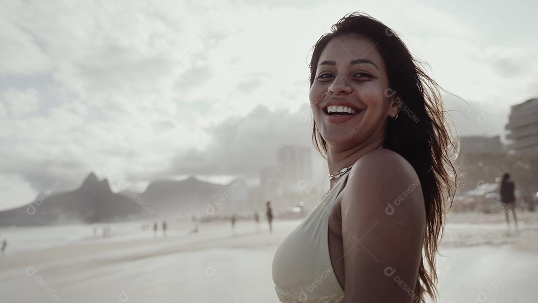 Rapariga latina, famosa praia do Rio de Janeiro, Brasil. Férias de férias de verão latino.
