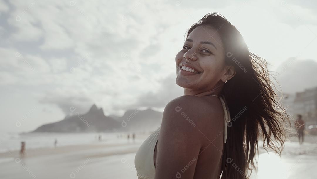 Rapariga latina, famosa praia do Rio de Janeiro, Brasil. Férias de férias de verão latino.