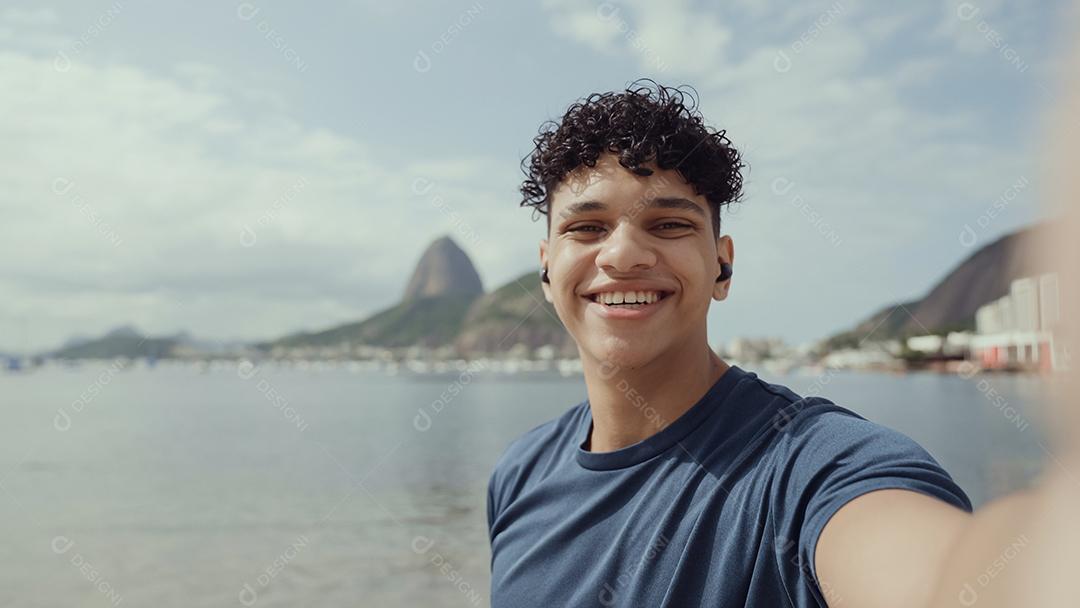 Jovem latino, famosa praia do Rio de Janeiro, Brasil. Férias de férias de verão latino.