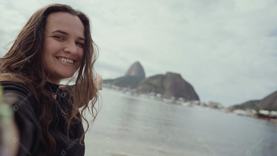 Rapariga latina, famosa praia do Rio de Janeiro, Brasil. Férias de férias de verão latino.