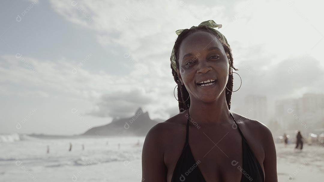 Rapariga latina, famosa praia do Rio de Janeiro, Brasil. Férias de férias de verão latino.