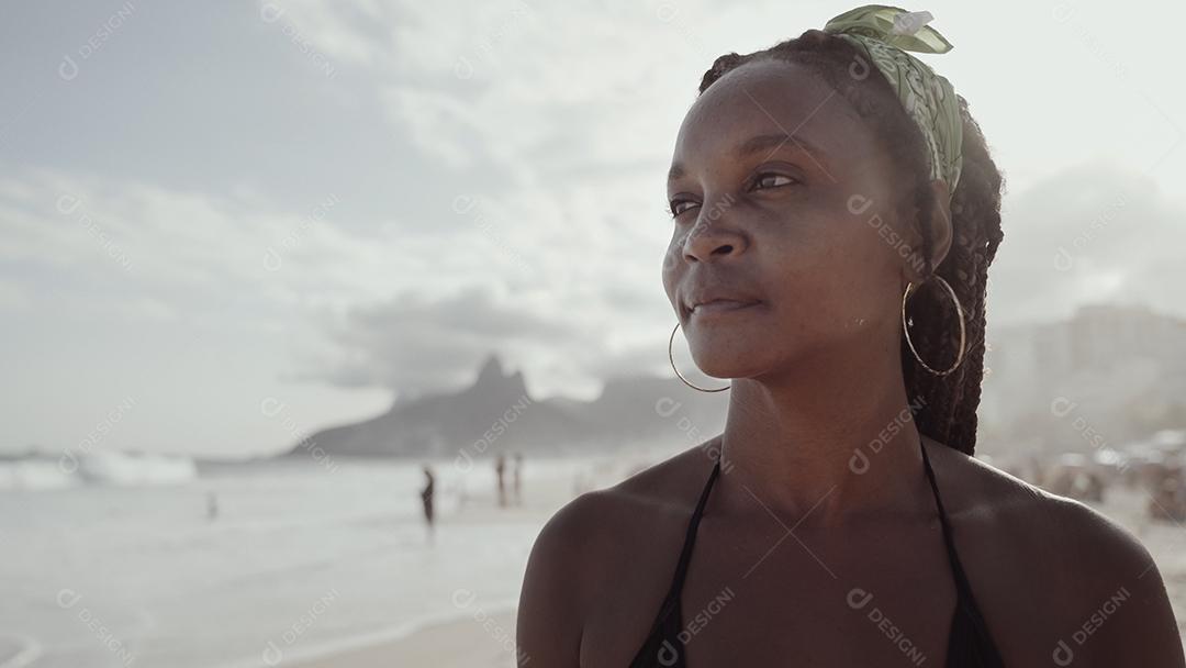 Rapariga latina, famosa praia do Rio de Janeiro, Brasil. Férias de férias de verão latino.