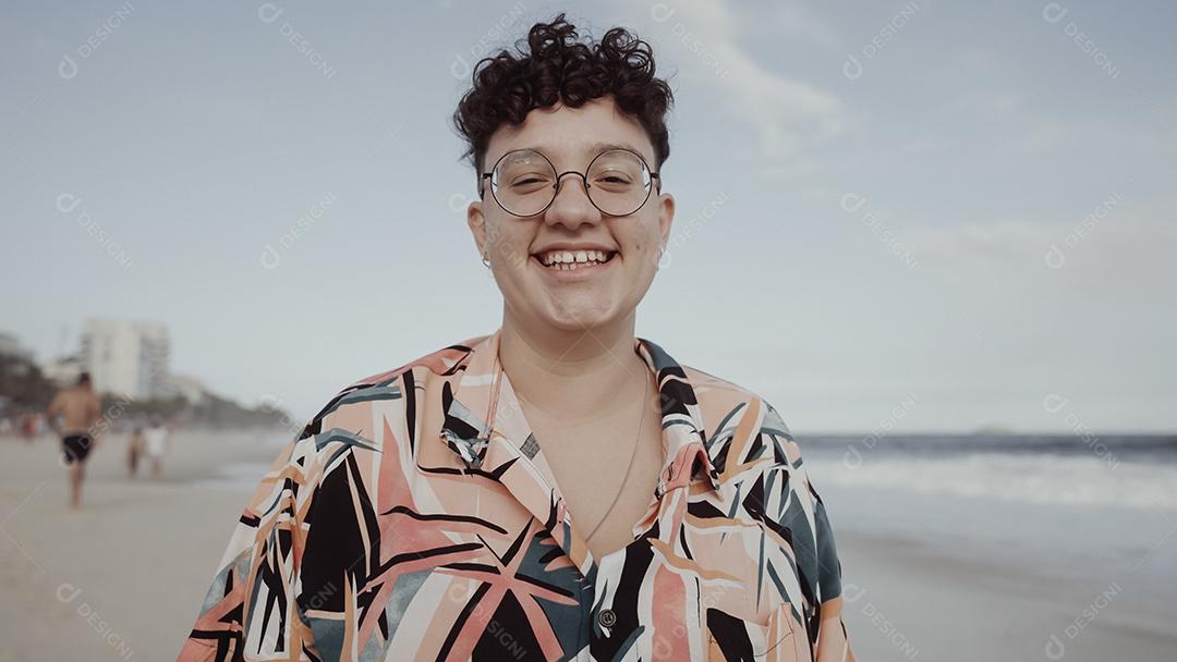Rapariga latina, famosa praia do Rio de Janeiro, Brasil. Férias de férias de verão latino.
