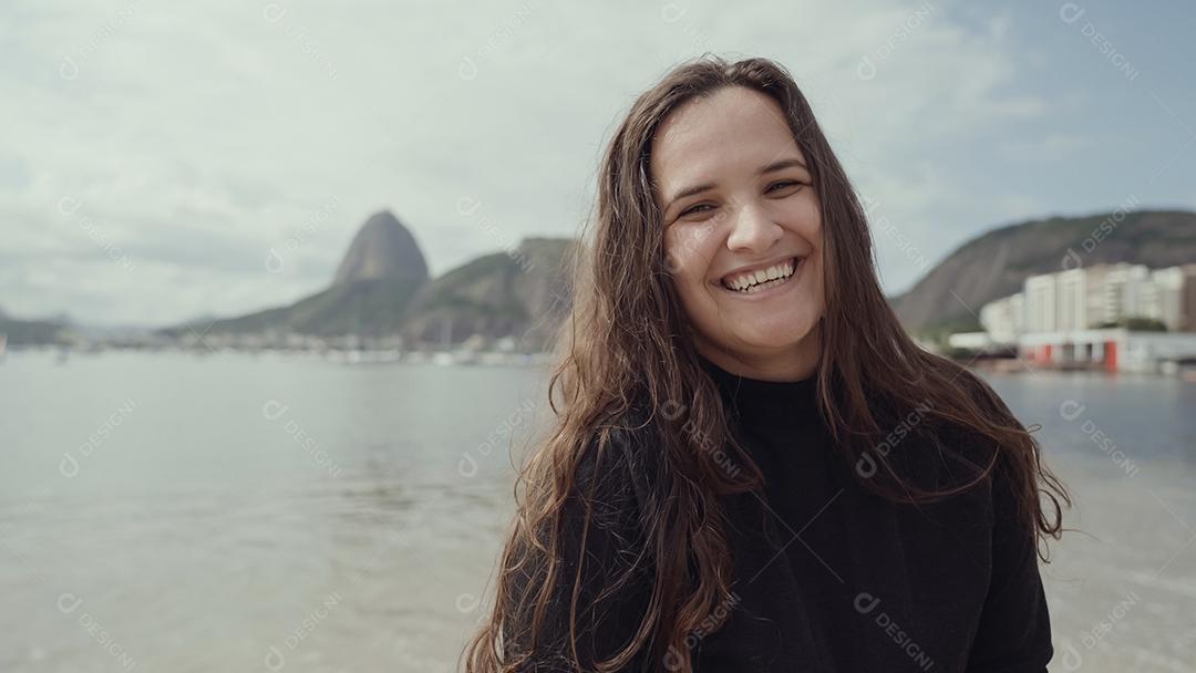 Rapariga latina, famosa praia do Rio de Janeiro, Brasil. Férias de férias de verão latino.