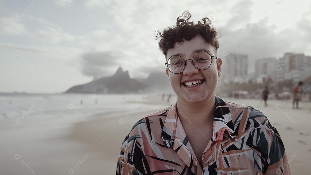 Rapariga latina, famosa praia do Rio de Janeiro, Brasil. Férias de férias de verão latino.