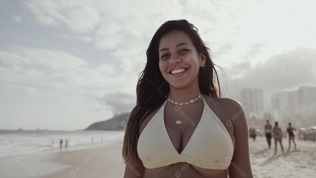 Rapariga latina, famosa praia do Rio de Janeiro, Brasil. Férias de férias de verão latino.