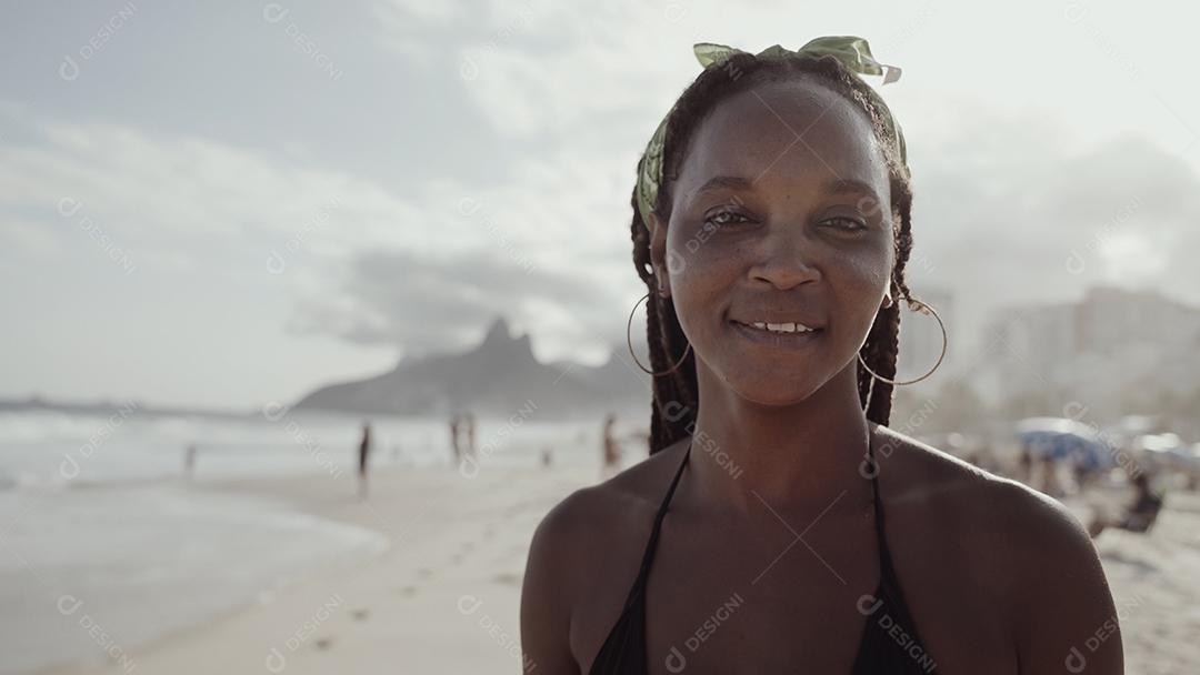 Rapariga latina, famosa praia do Rio de Janeiro, Brasil. Férias de férias de verão latino.