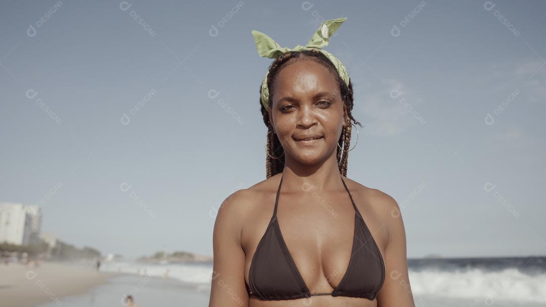 Rapariga latina, famosa praia do Rio de Janeiro, Brasil. Férias de férias de verão latino.