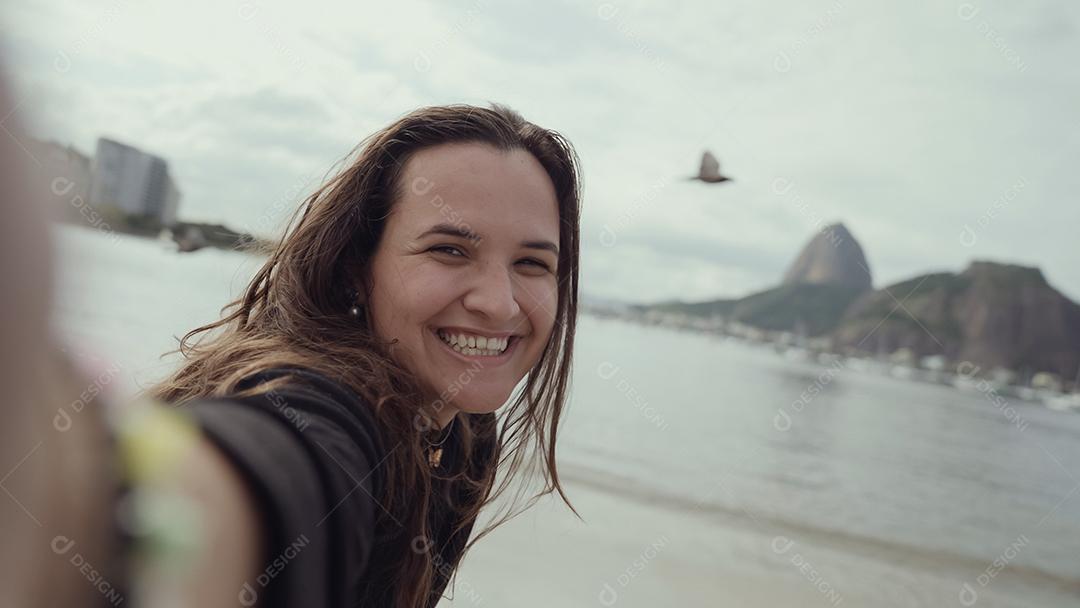 Rapariga latina, famosa praia do Rio de Janeiro, Brasil. Férias de férias de verão latino.