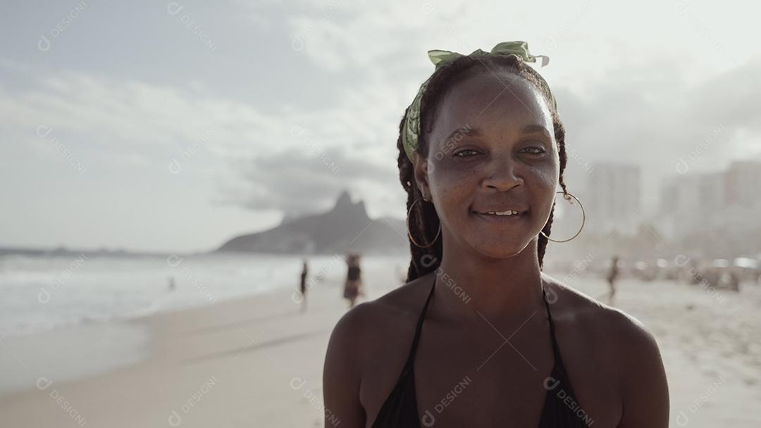 Rapariga latina, famosa praia do Rio de Janeiro, Brasil. Férias de férias de verão latino.