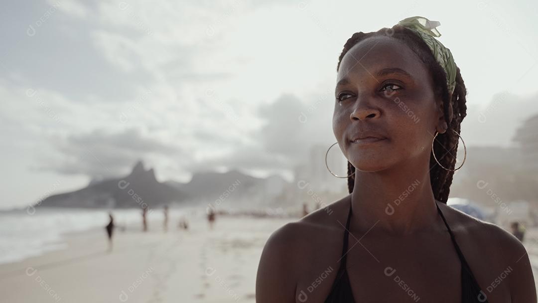 Rapariga latina, famosa praia do Rio de Janeiro, Brasil. Férias de férias de verão latino.