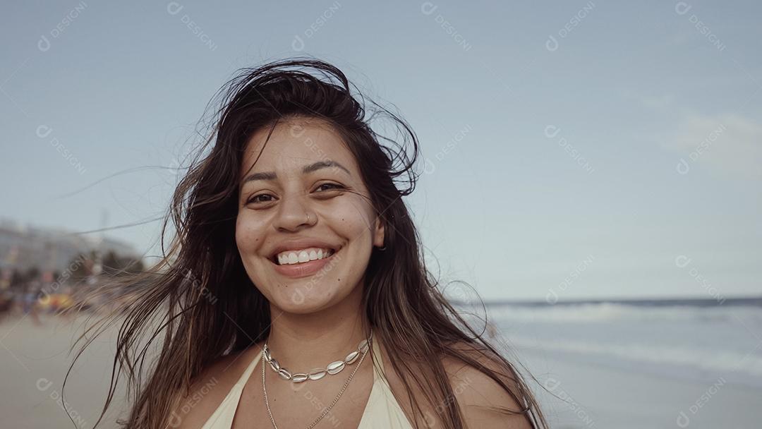 Rapariga latina, famosa praia do Rio de Janeiro, Brasil. Férias de férias de verão latino.