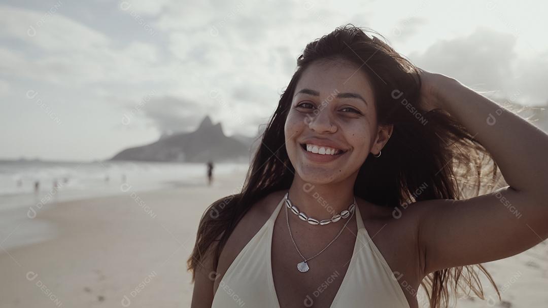 Rapariga latina, famosa praia do Rio de Janeiro, Brasil. Férias de férias de verão latino.