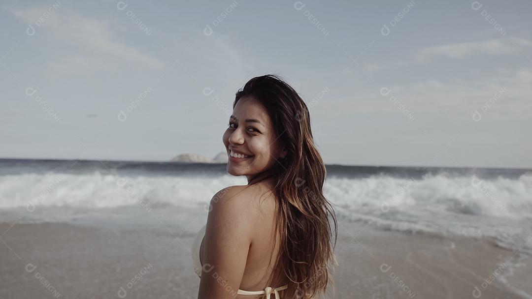 Rapariga latina, famosa praia do Rio de Janeiro, Brasil. Férias de férias de verão latino.