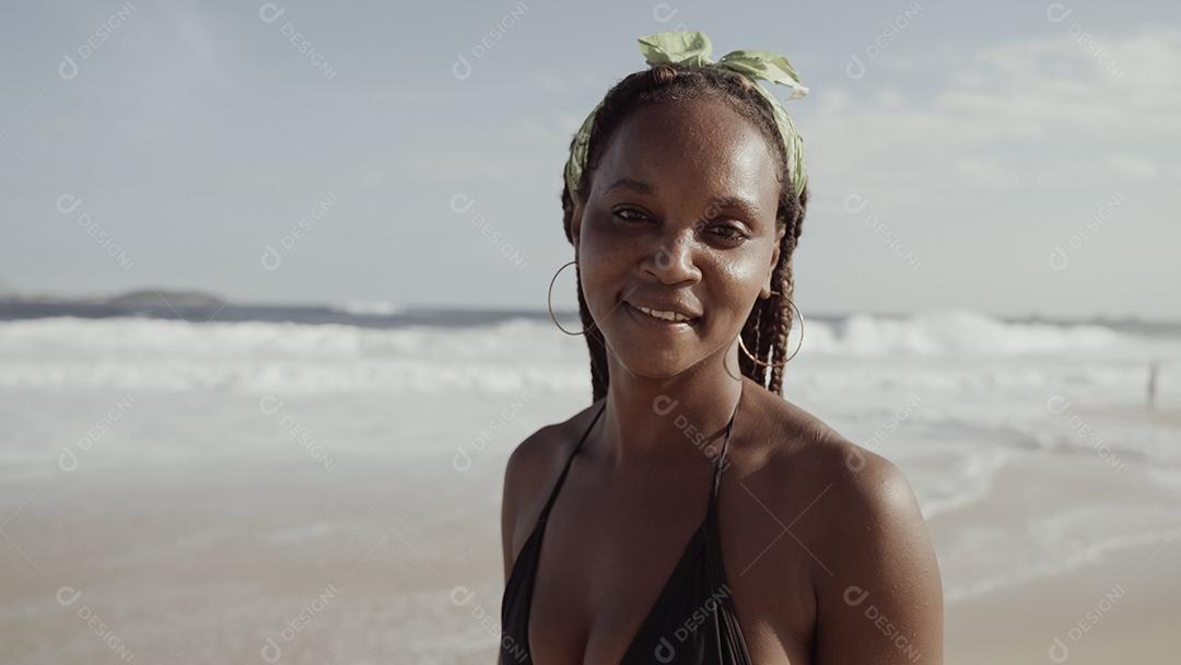 Rapariga latina, famosa praia do Rio de Janeiro, Brasil. Férias de férias de verão latino.
