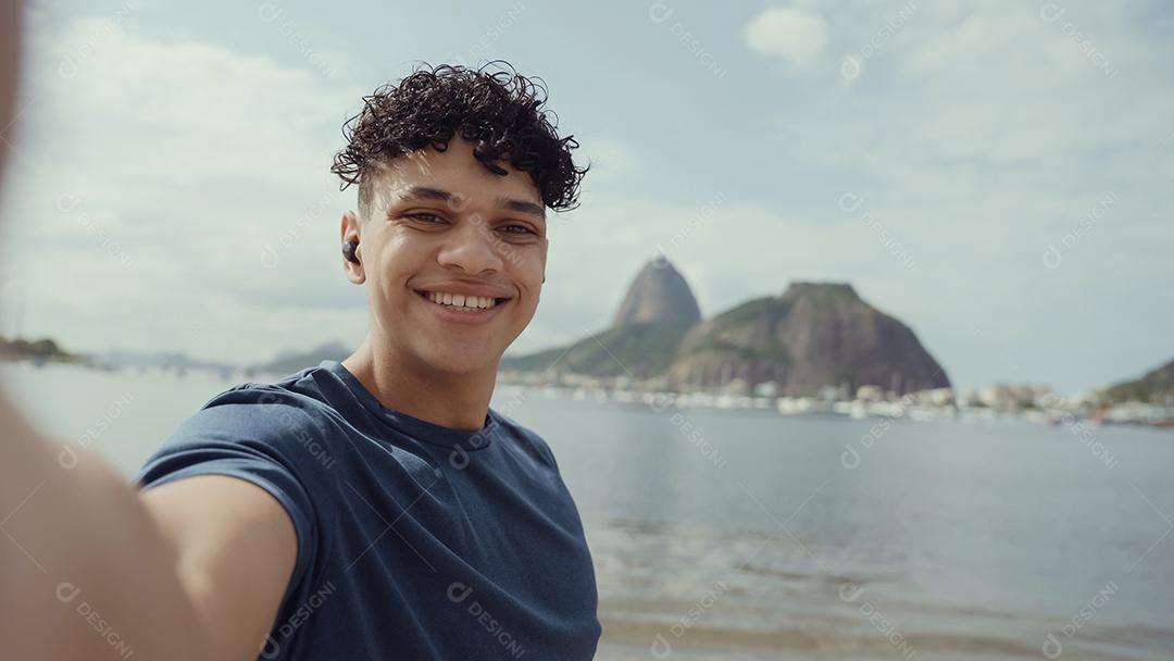Jovem latino, famosa praia do Rio de Janeiro, Brasil. Férias de férias de verão latino.