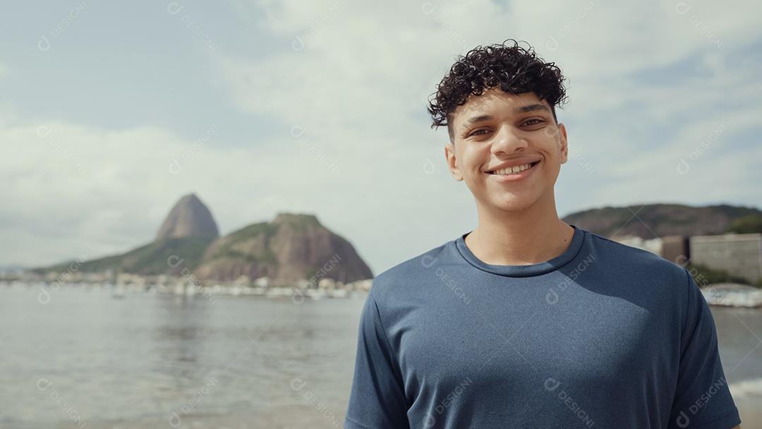 Jovem latino, famosa praia do Rio de Janeiro, Brasil. Férias de férias de verão latino.