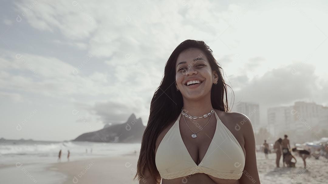 Rapariga latina, famosa praia do Rio de Janeiro, Brasil. Férias de férias de verão latino.