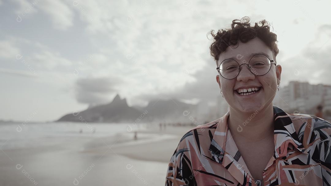 Rapariga latina, famosa praia do Rio de Janeiro, Brasil. Férias de férias de verão latino.