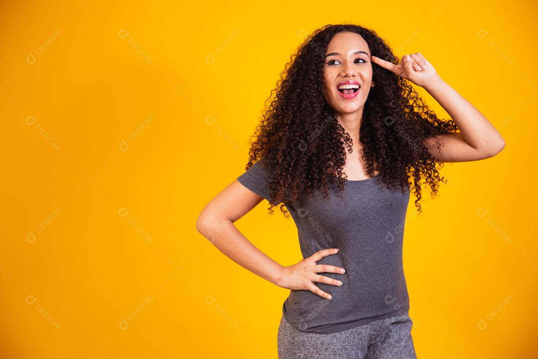 Retrato de uma bela jovem afro-americana com cabelo encaracolado