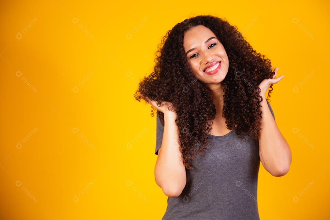 Retrato da beleza da mulher afro-americana com penteado afro