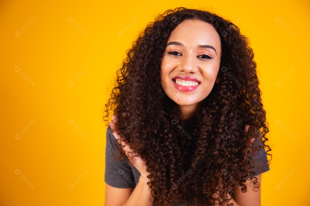 Retrato da beleza da mulher afro-americana com penteado afro